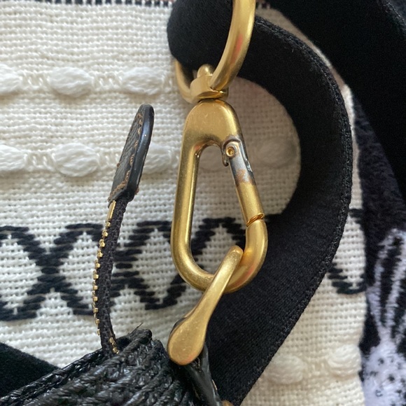 Eric Javits Crossbody. Tan/Black Woven Material. - Picture 13 of 13